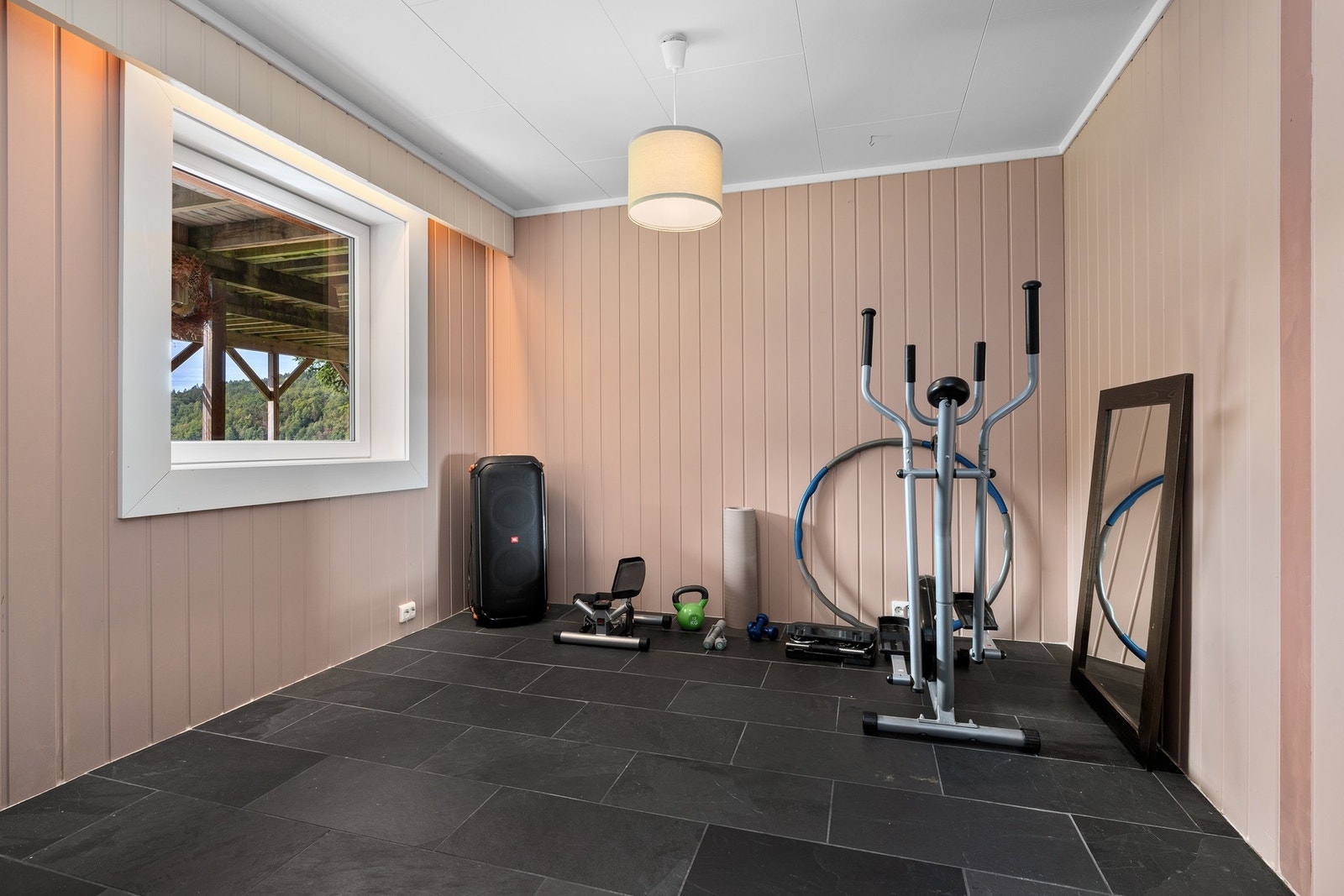 - Det er i senere tid bygget et flott treningsrom - Galleribilde