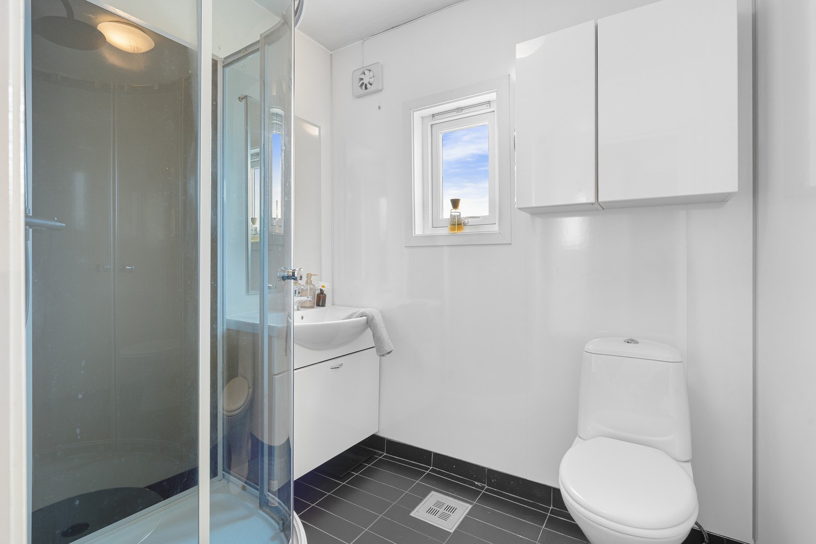 - I senere tid er badet oppgradert med nye fliser, baderomsplater, baderomsinnredning og varmekabler | Det ble satt inn nytt toalett i 2026 - Galleribilde
