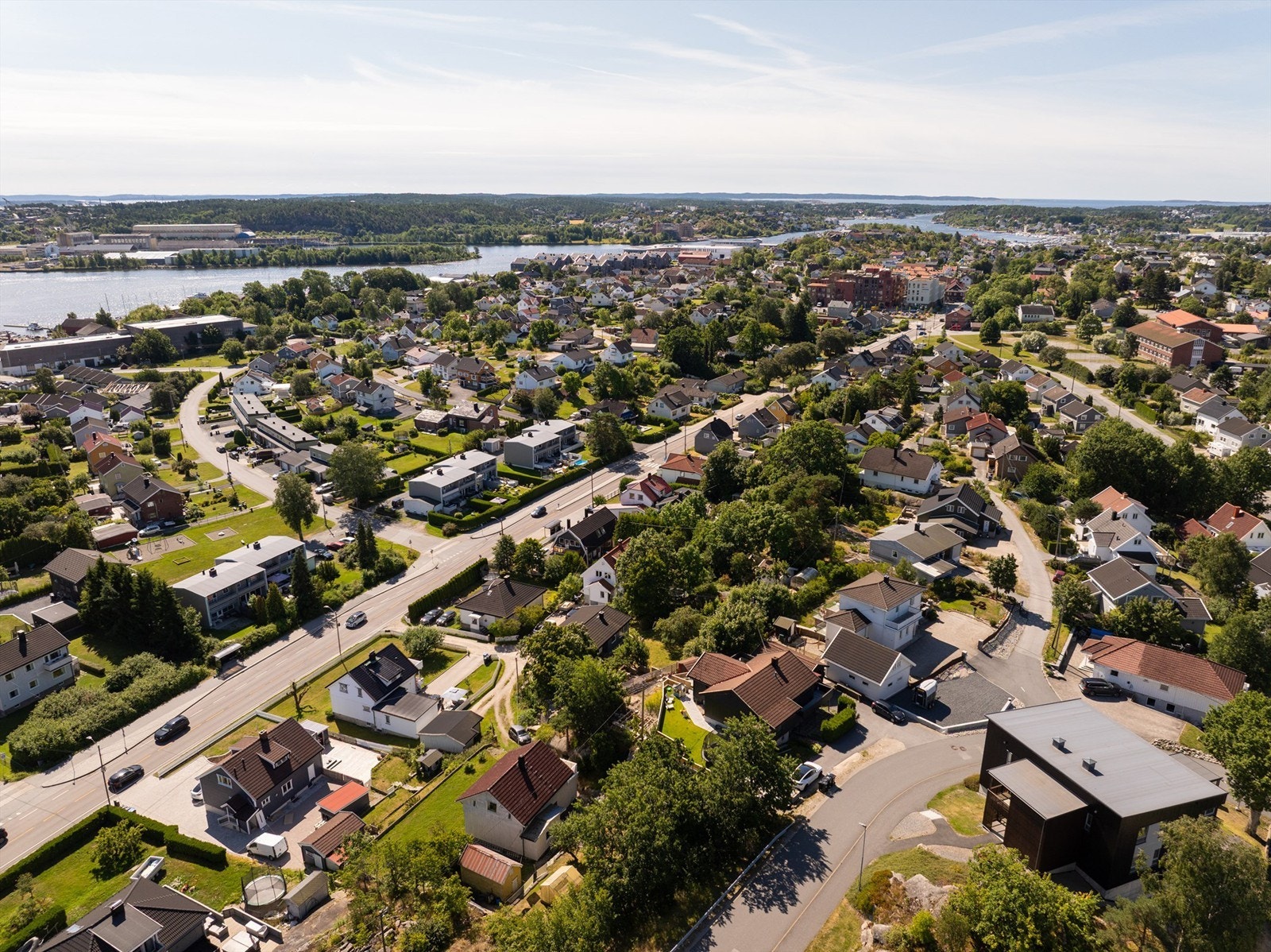 Området er rolig og naturskjønt og har kort vei til Gressvikmarka, fine bademuligheter og båthavn, samtidig som du kan sykle inn til sentrum på 10 minutter. Galleribilde