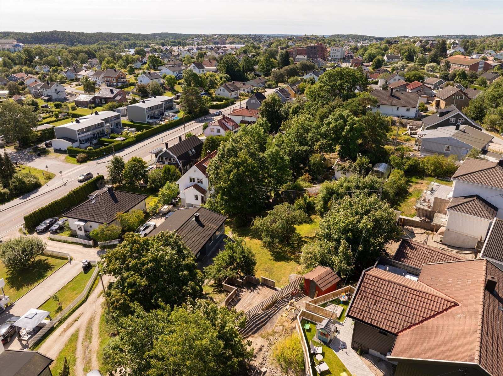 Eneboligen ligger i et barnevennlig og sentralt boligområde på Gressvik/Ørebekk i Fredrikstad kommune, med nærhet til skoler, barnehager, butikker og offentlig kommunikasjon. Galleribilde