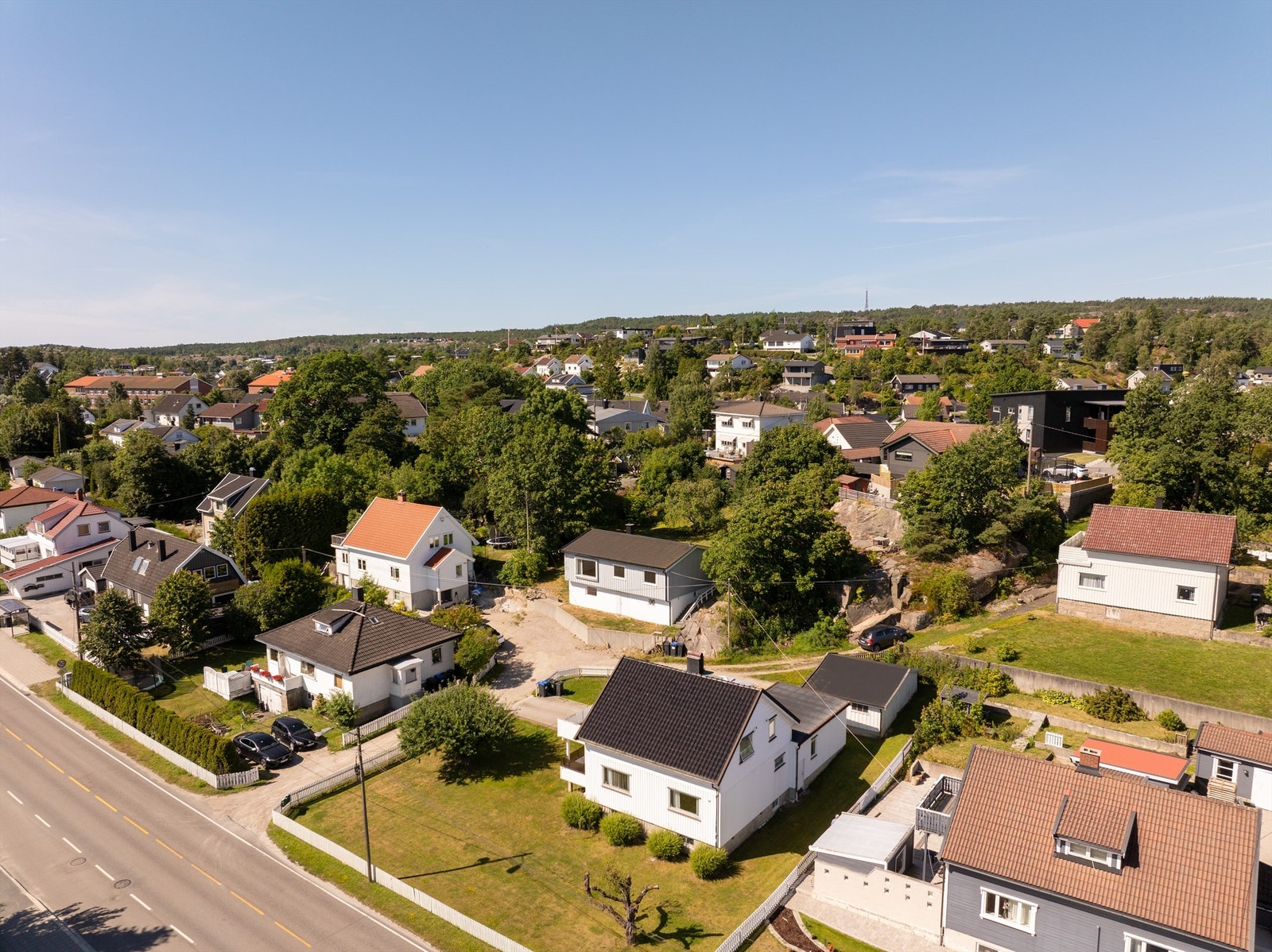 Det er biloppstillingsmuligheter på eiendommen. Galleribilde