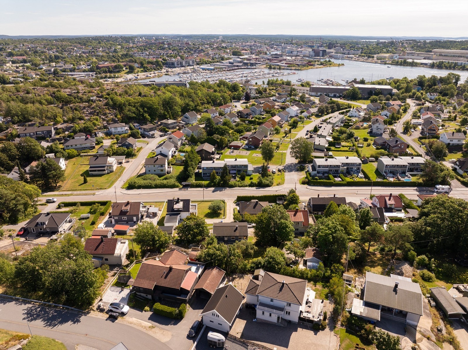 Boligen har en meget sentral beliggenhet med umiddelbar nærhet til offentlig kommunikasjon, samt kort vei til gode bademuligheter, båthavn og Fredrikstad sentrum. Galleribilde