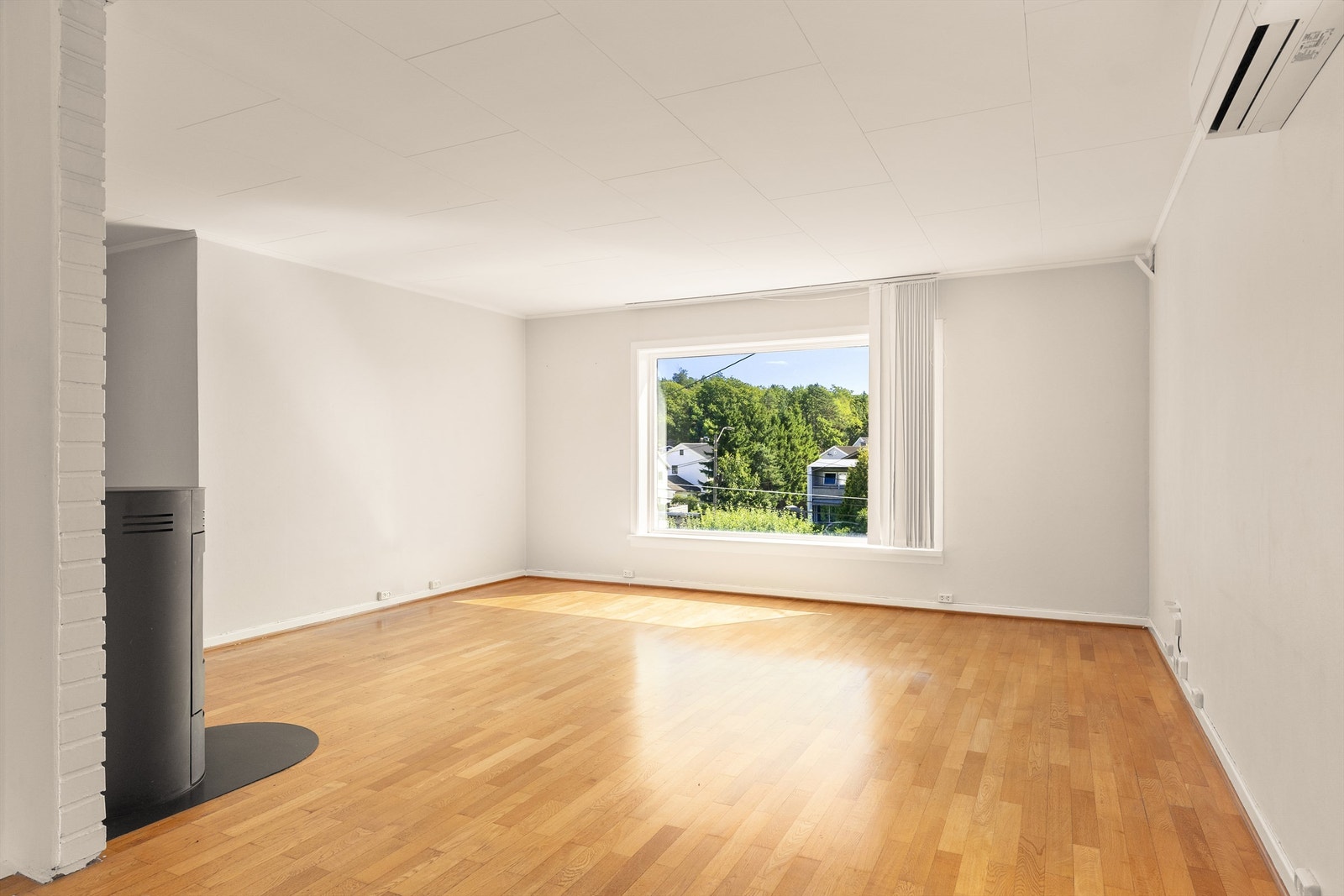 Stuen har god plass for sofaløsning med tilhørende møblement, samt egen spisestuedel. Galleribilde