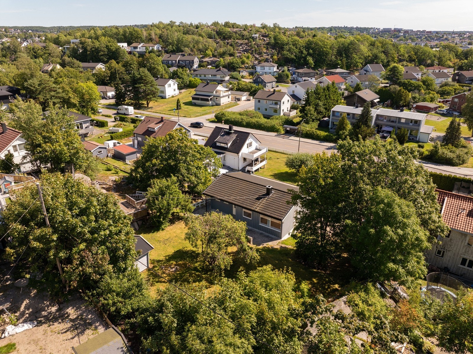 Storveien 48A er en koselig og innholdsrik enebolig over to plan med gode sol- og utsynsforhold, skjermet hage og idyllisk uteplass. Galleribilde