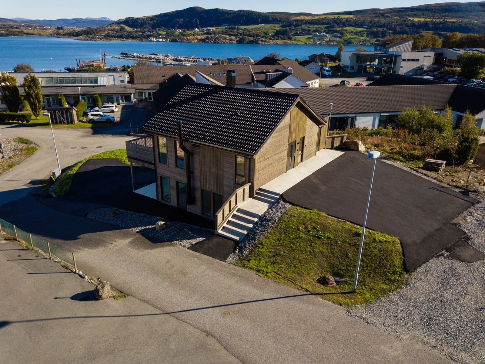 Pent opparbeidet tomt med egen parkering på oppsiden for leiligheten i 2.etasje
