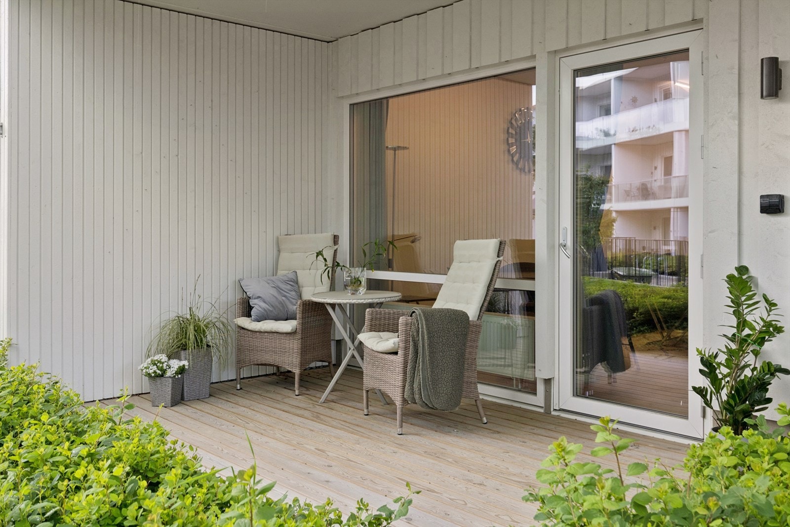 Terrasse med god plass til sittegruppe og rolige omgivelser. Galleribilde