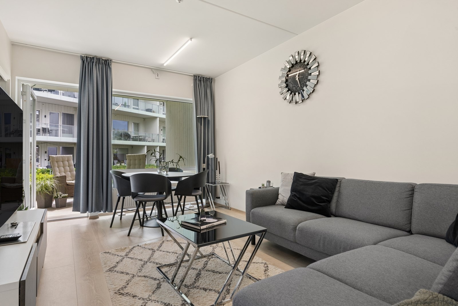 DNB Eiendom v/ Maria Stokkan har gleden av å presentere Kirkeringen 4! En strøken 3-roms hjørneleilighet med terrasse. TG0 på alt. Galleribilde