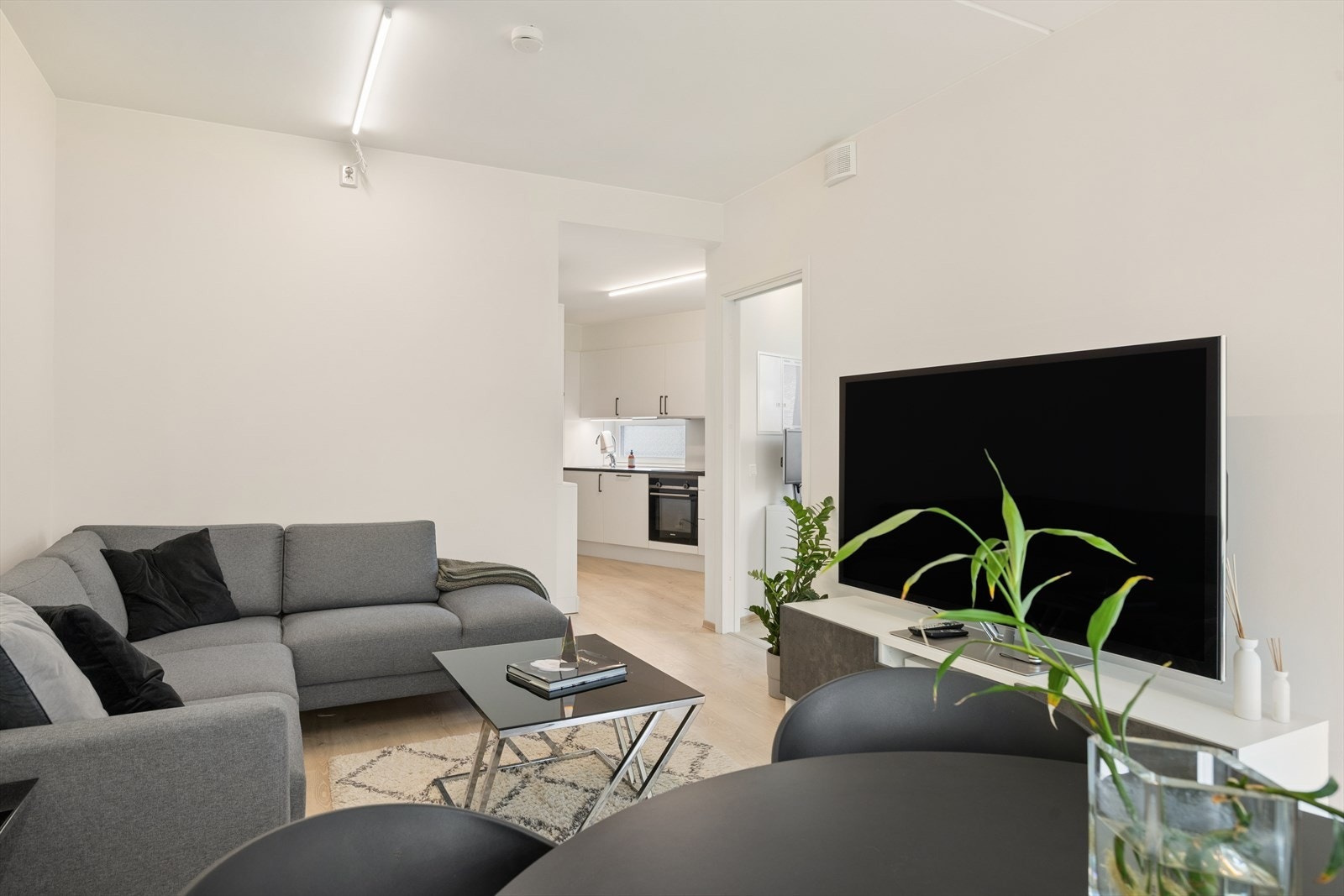 Lys og innbydende stue med gode møbleringsmuligheter og moderne standard. Galleribilde