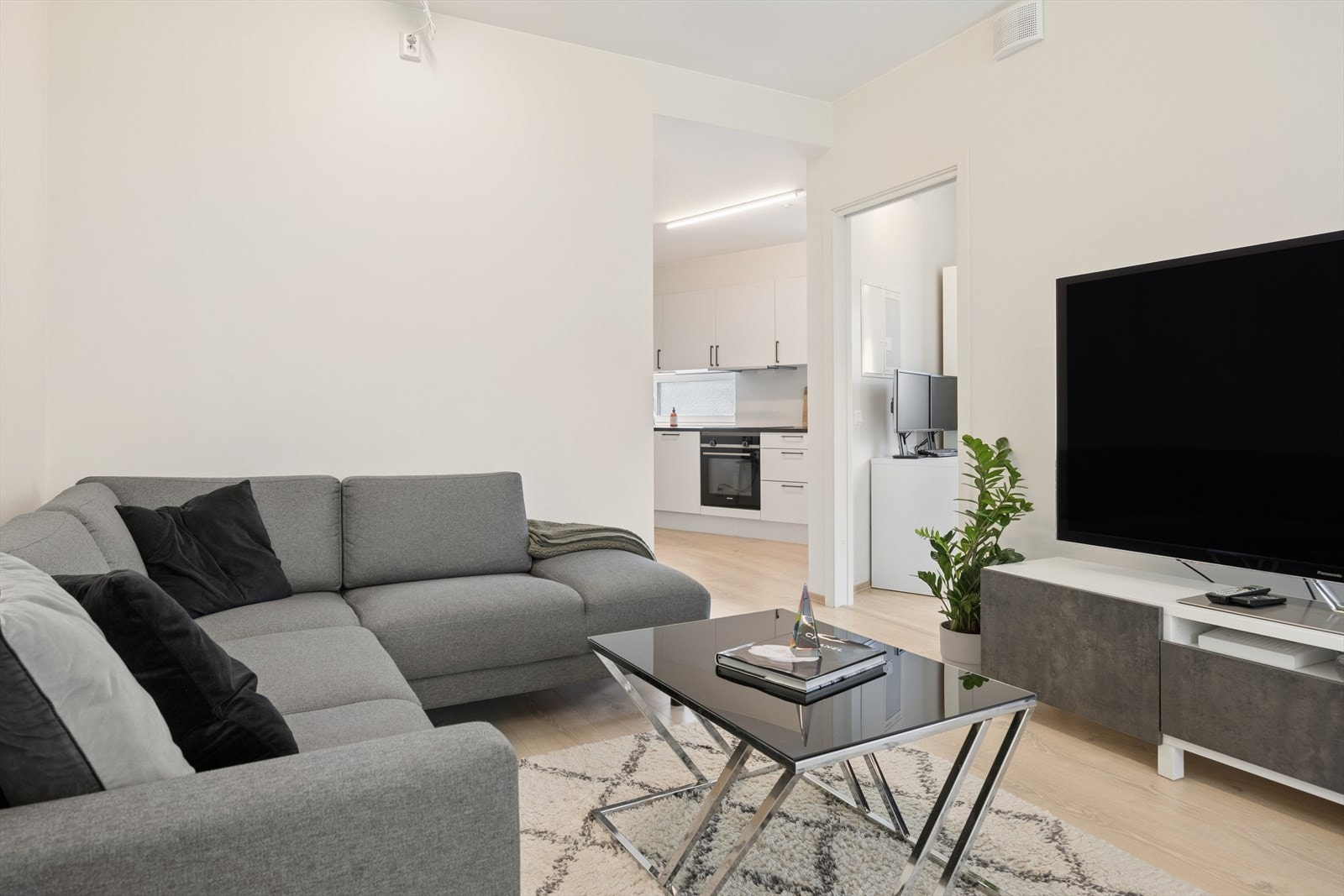 Stuen er på ca. 15,6m² og har gode møbleringsmuligheter. Galleribilde