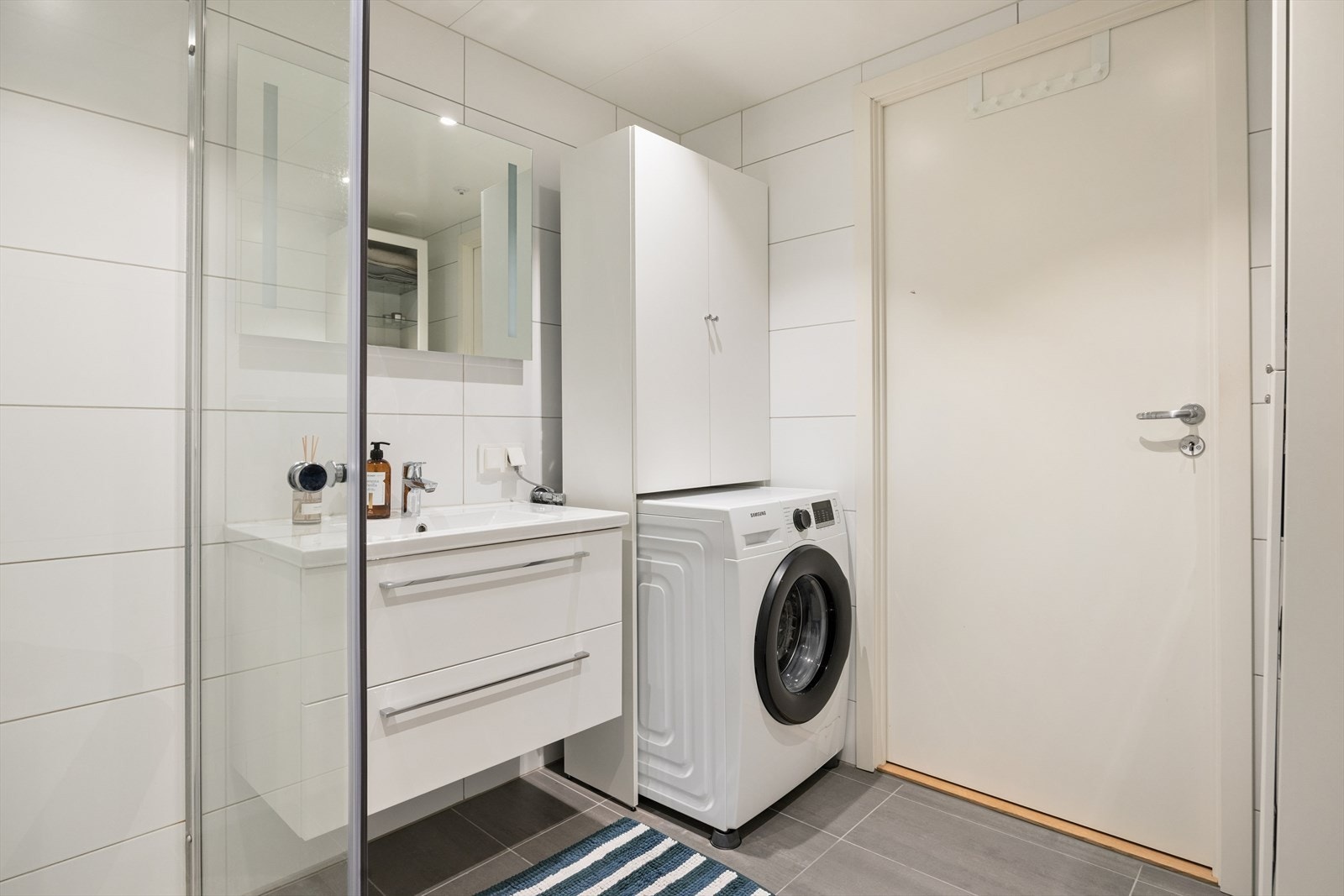 Pent og funksjonelt bad med opplegg for vaskemaskin. Galleribilde