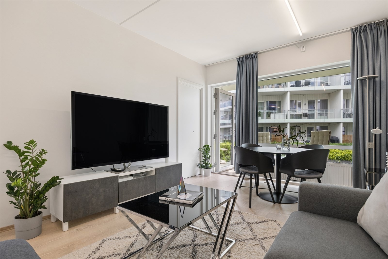 Stuen har store vindusflater som gir godt med naturlig lysinnslipp. Galleribilde