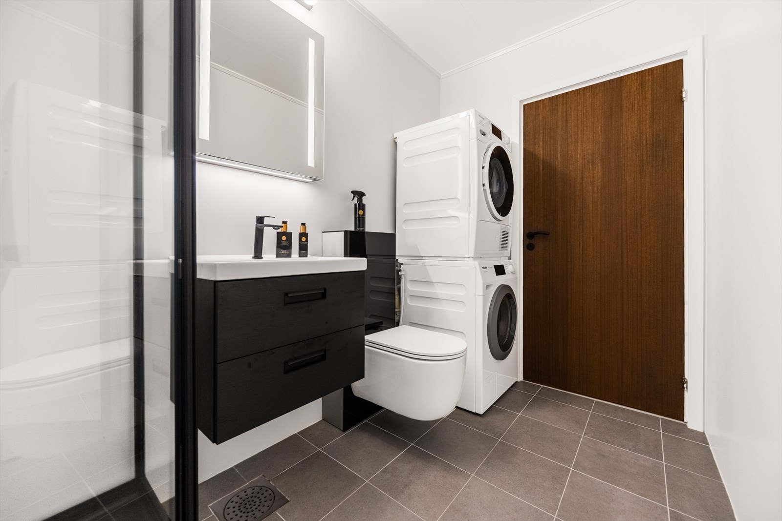 Badet er praktisk med opplegg for vaske- og tørkemaskin. Galleribilde
