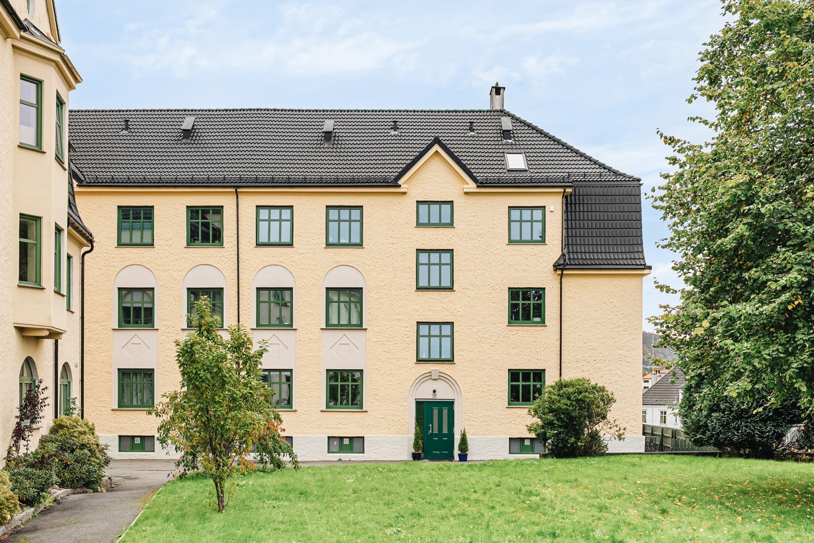 Leiligheten ligger attraktivt til i rolige omgivelser på Kronstadhøyden, i en velholdt klassisk bygård. Galleribilde