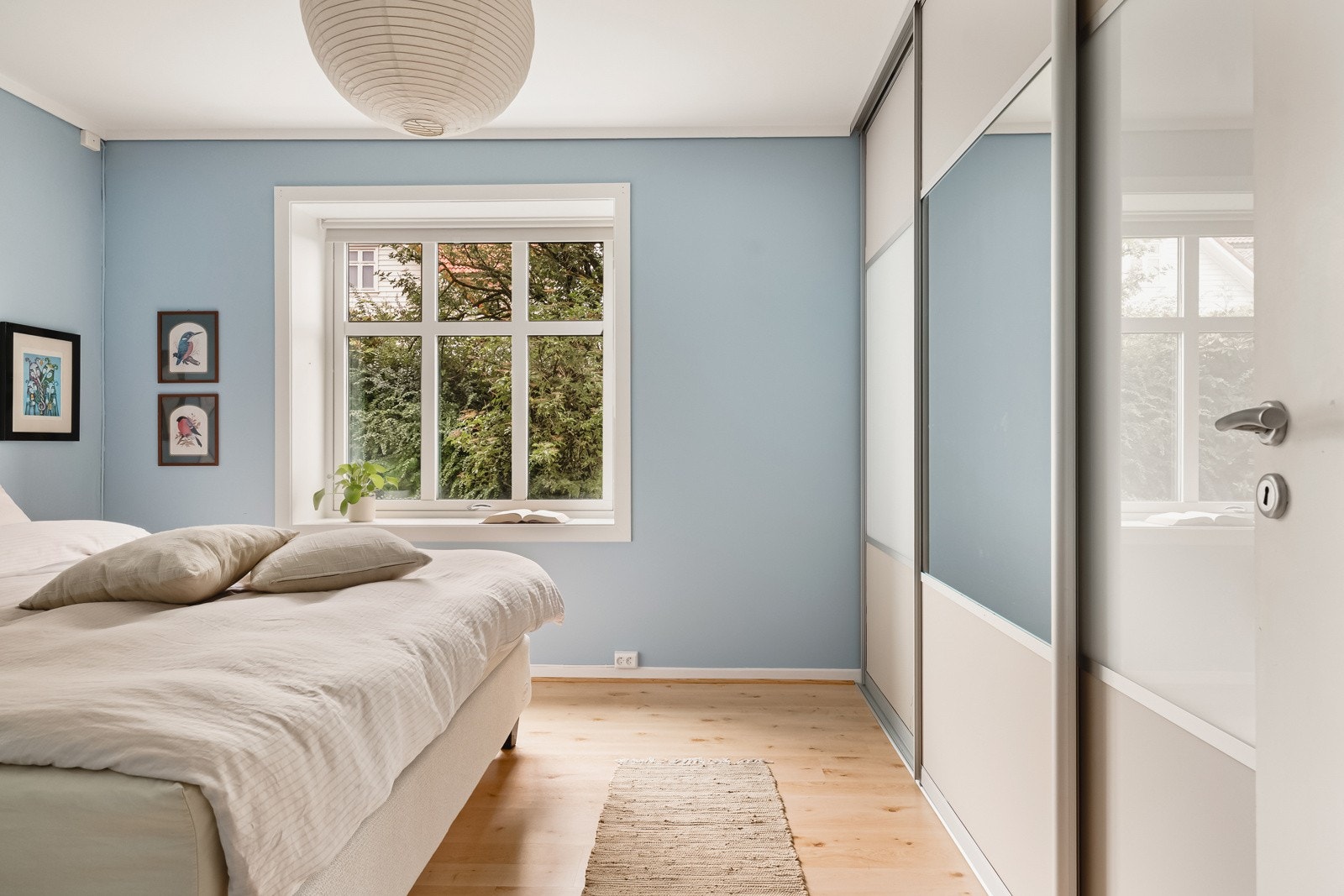 Rommet er innredet med en romslig skyvedørsgarderobe. Galleribilde