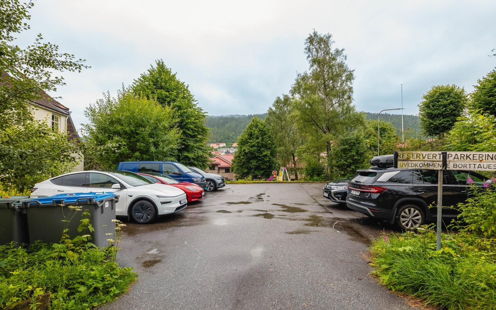 Sameiet har avtale med Bergen kommune om leie av parkeringsplass like over gaten. Her disponerer leiligheten 2 parkeringsplasser. Galleribilde
