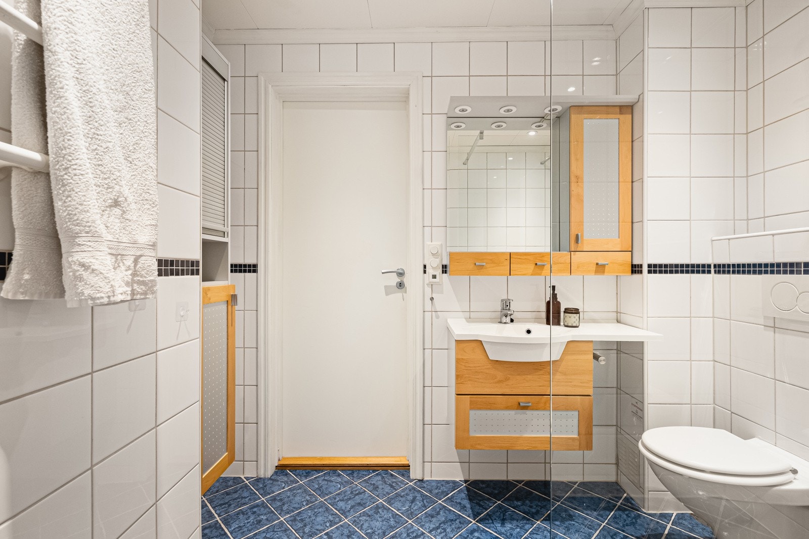 Helfliset bad på 4,6 kvm med varmekabler i gulv. Badet er iht. til tidligere salgsoppgaver pusset opp i 2011 av Andersen & Sønn AS. Galleribilde