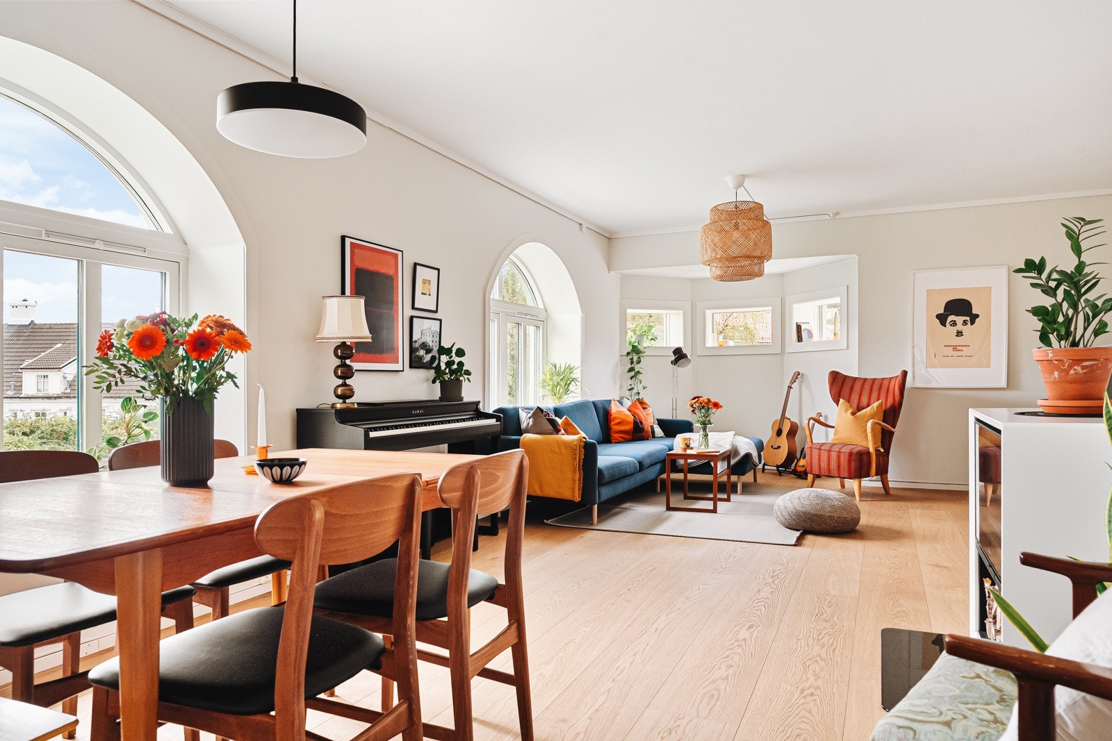 Leiligheten er gjennomgående i bygget og strekker seg over byggets sørvestre hjørne, i en høy første etasje. Galleribilde