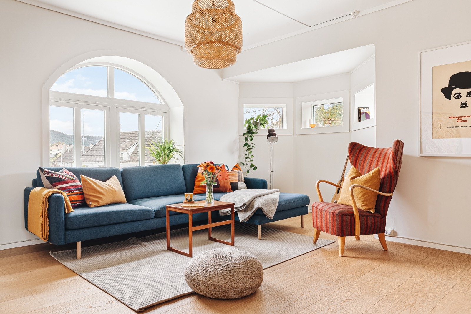 Stuen er på 30,5 kvm og har god plass til både sofagruppe og spisebord. Galleribilde