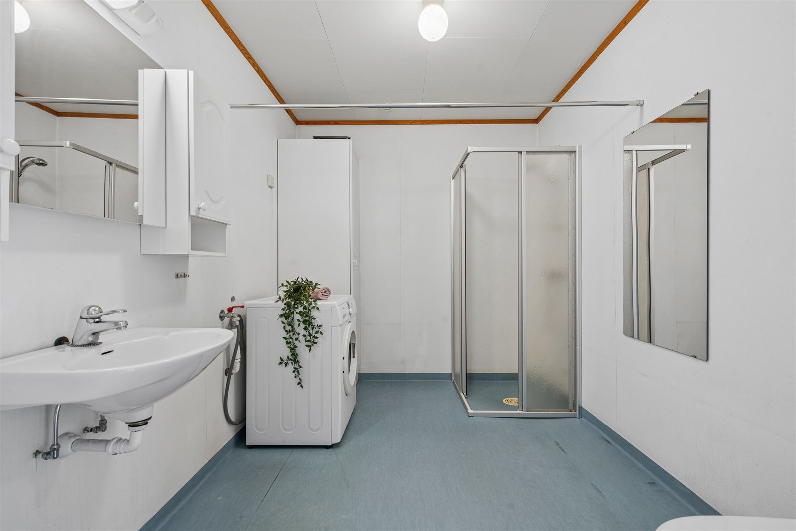 Badet har gulvvarme og er innredet med servant, toalett, dusjvegger og opplegg for vaskemaskin. Galleribilde