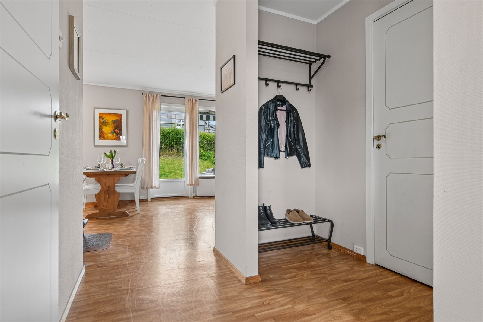 Her er det god plass til oppbevaring av ytterklær og sko. Galleribilde