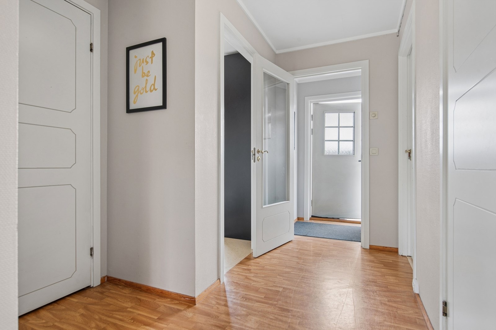 Entréen ønsker velkommen inn og gir videre adkomst til boligens øvrige rom. Galleribilde