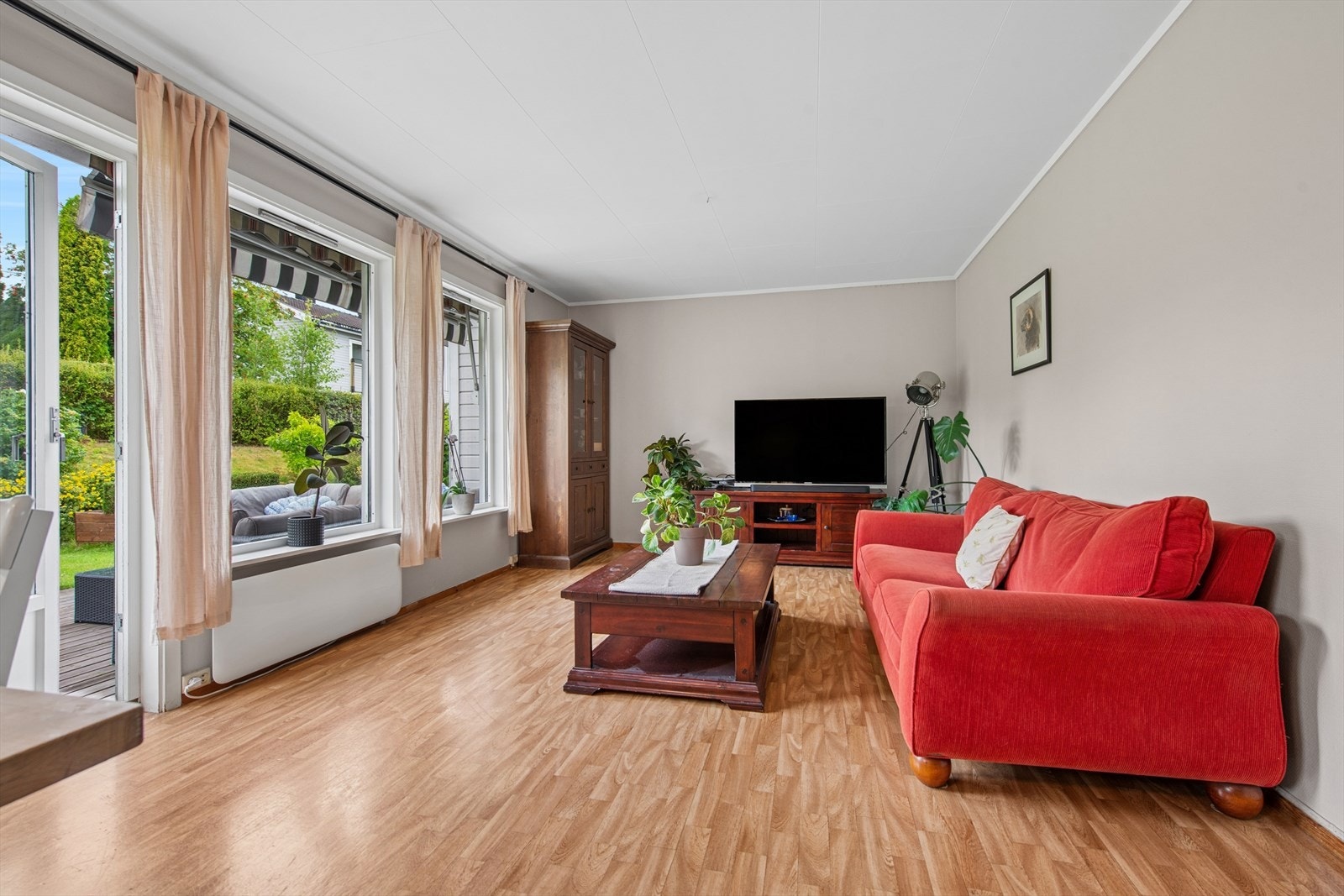 Store vindusflater slipper inn godt med naturlig lys og bidrar til en lys og luftig atmosfære. Galleribilde