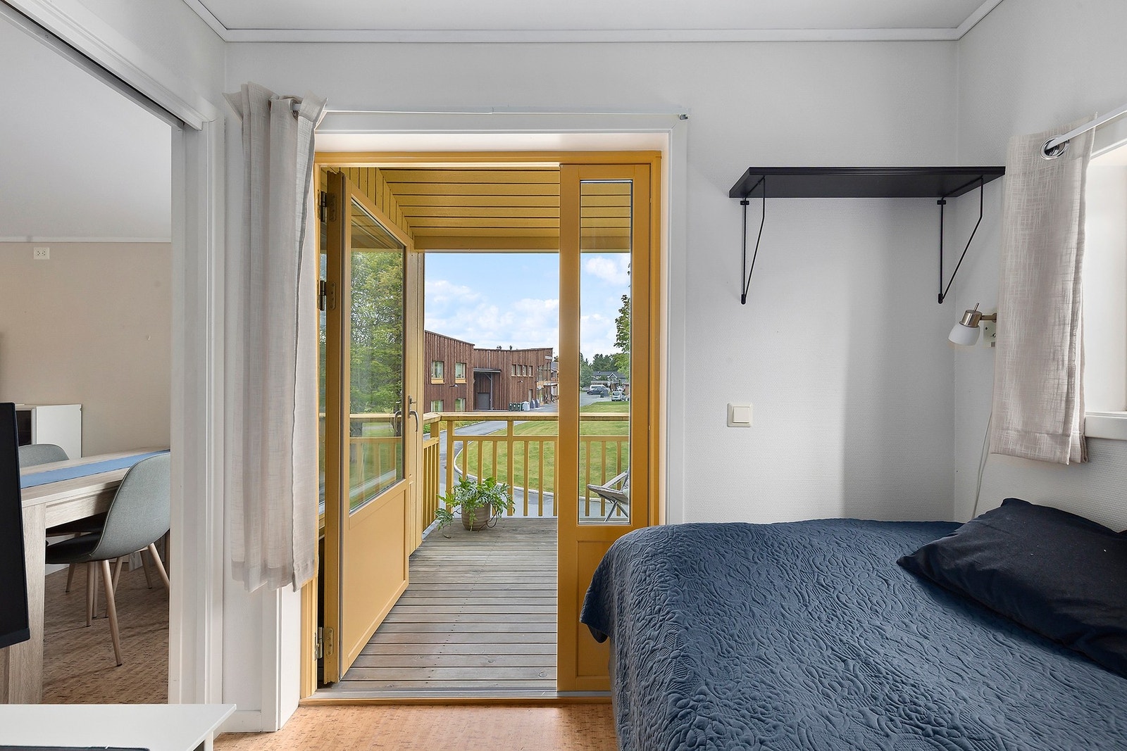Fra ene soverommet har du utgang til verandaen på 6,9 kvm. Galleribilde