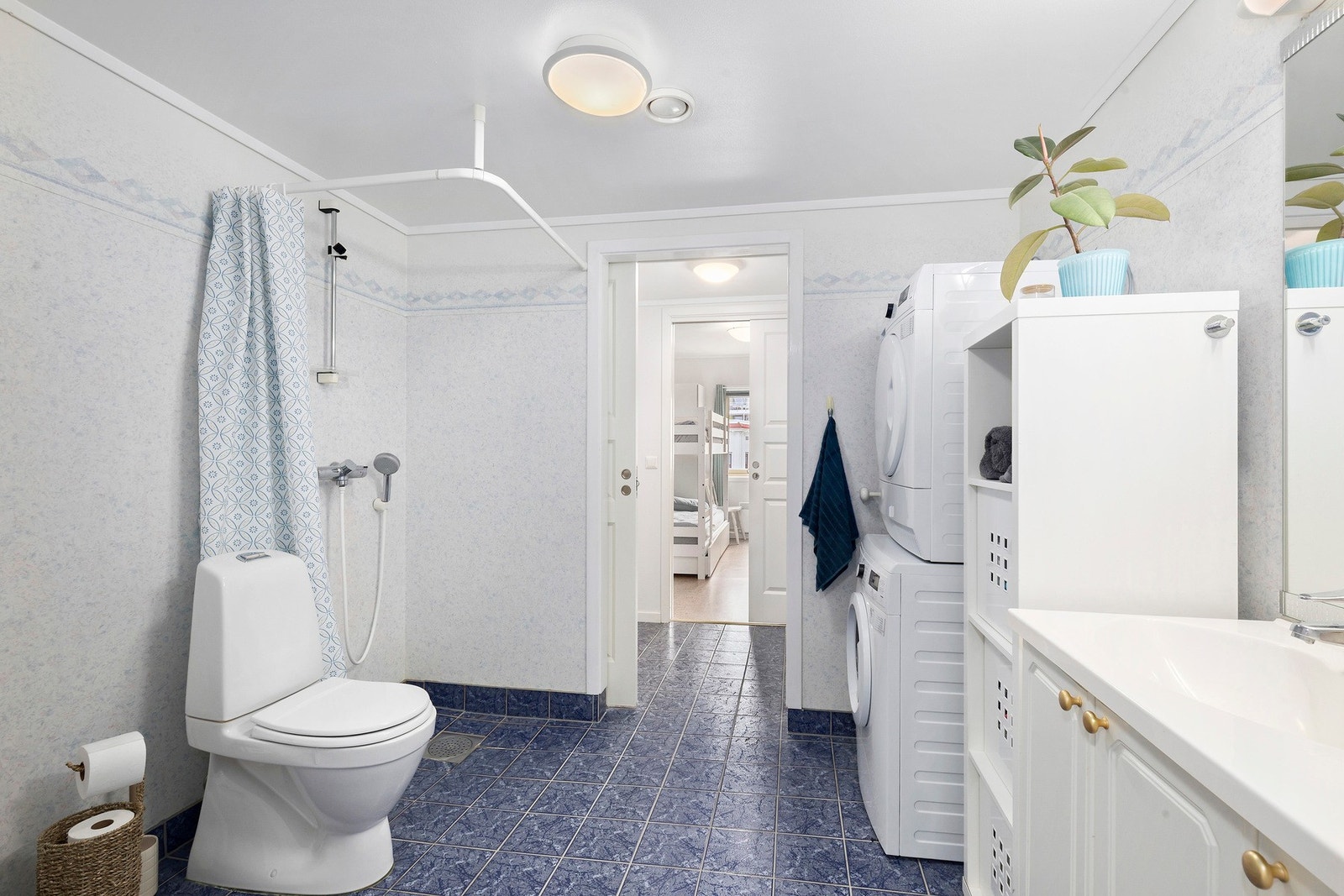 Badet er fra byggeår, men fremstår som svært romslig og praktisk. Galleribilde