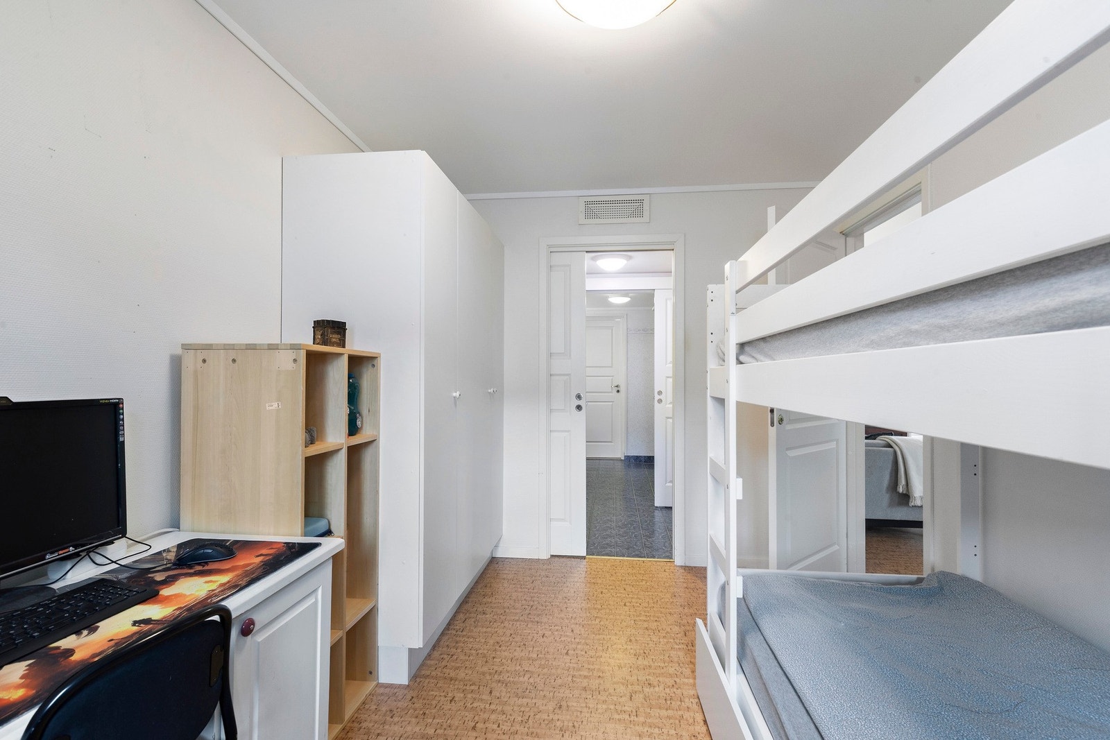 Fra soverommet har du enkel og direkte adkomst til badet. Galleribilde