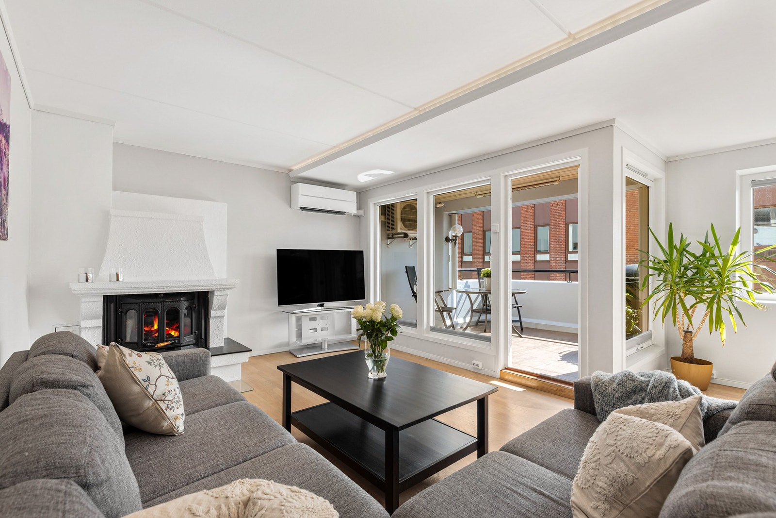 Flere vindusflater slipper inn rikelig med naturlig lys Galleribilde