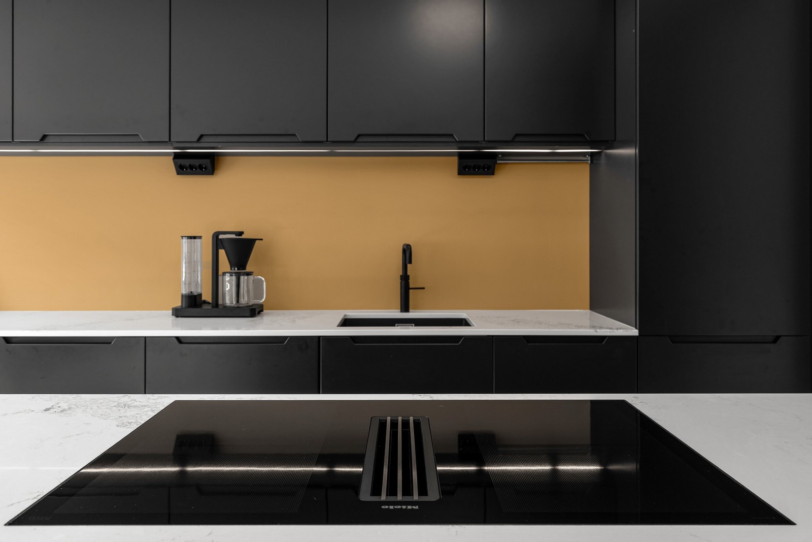 Kjøkkenet er også velutstyrt med Quooker funksjon (kokende vann i kjøkkenkranen), kullstyrevann i spring, LED stripe over benkeplate og benkeplate av granitt/kompositt naturstein Galleribilde