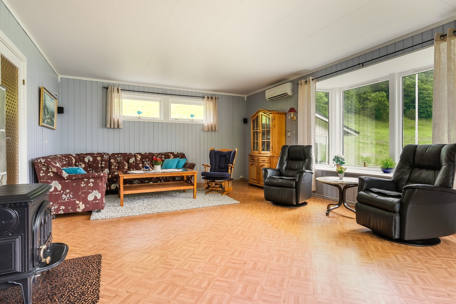 Stuen er på hele 34 m², noe som gir god plass til møblering. Det er også montert varmepumpe for jevn oppvarming. Galleribilde