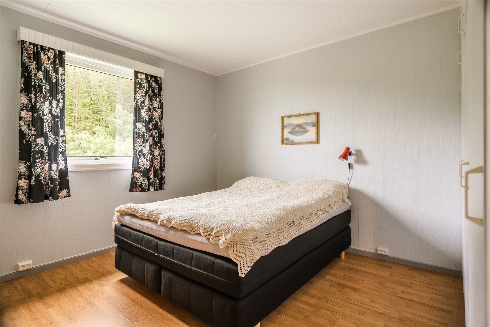 Hovedsoverommet er på ca. 13 m² og byr på god plass, med en komfortabel og innholdsrik garderobeløsning. Galleribilde