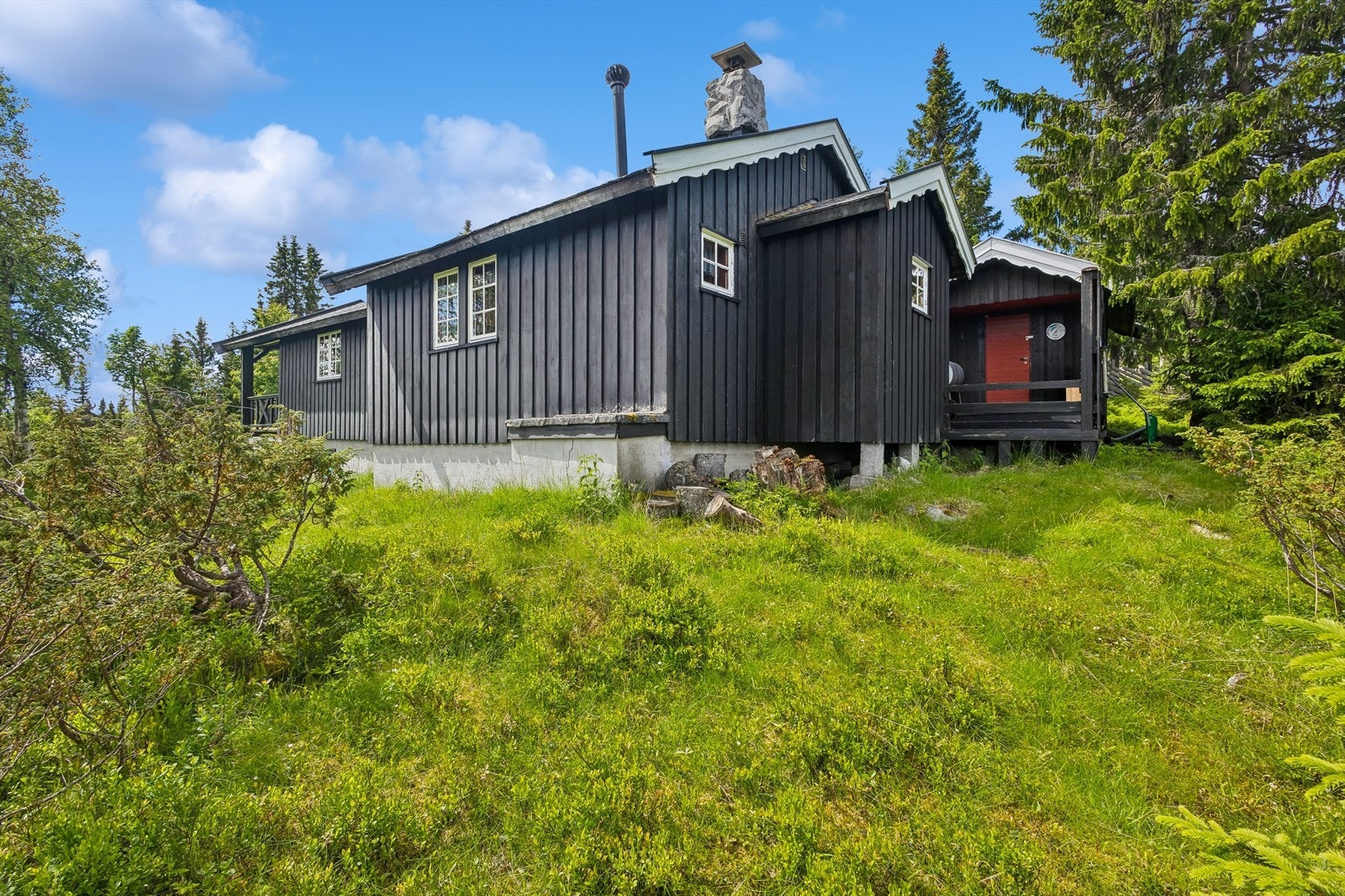 Eiendommen ligger i naturterreng med umiddelbar nærhet til turmuligheter. Galleribilde