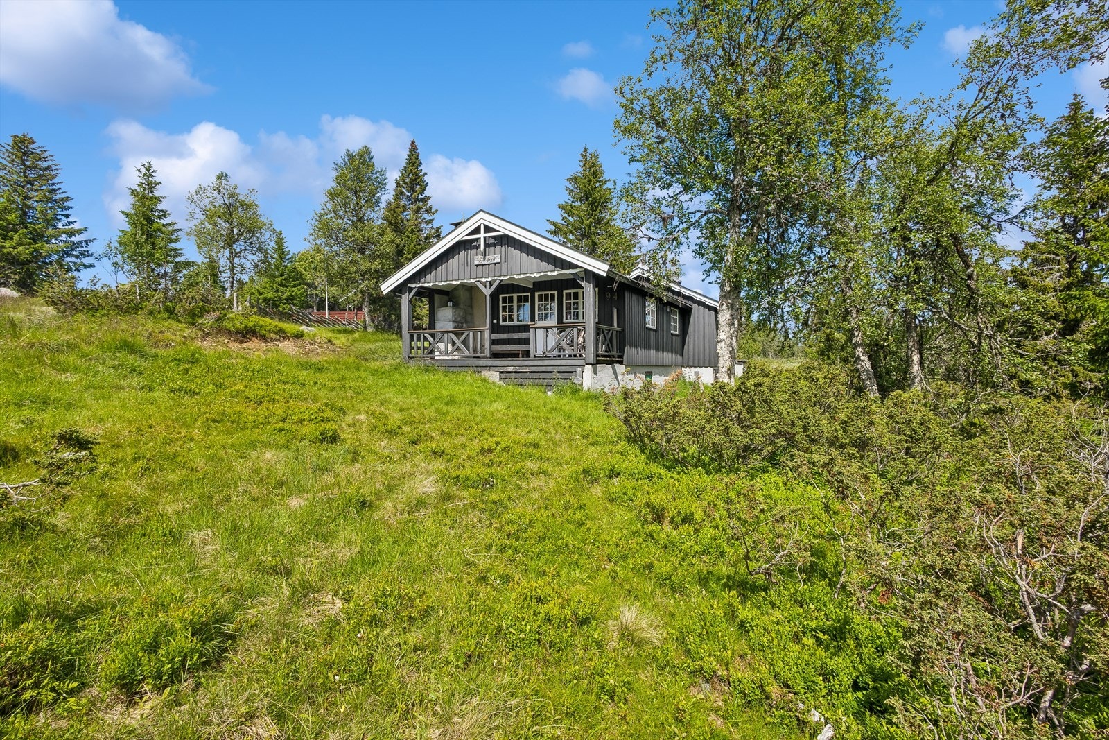 Med preparerte skiløyper kun 48 meter unna har du direkte tilgang til Sjusjøens løypenett. Galleribilde