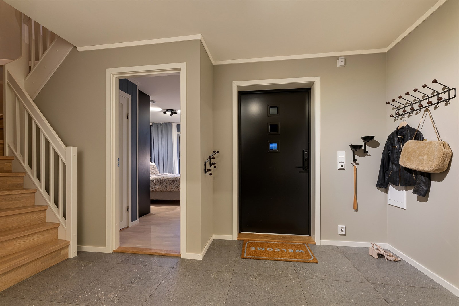 Velkommen inn! Romslig gang med god plass til å henge av seg yttertøy. Galleribilde
