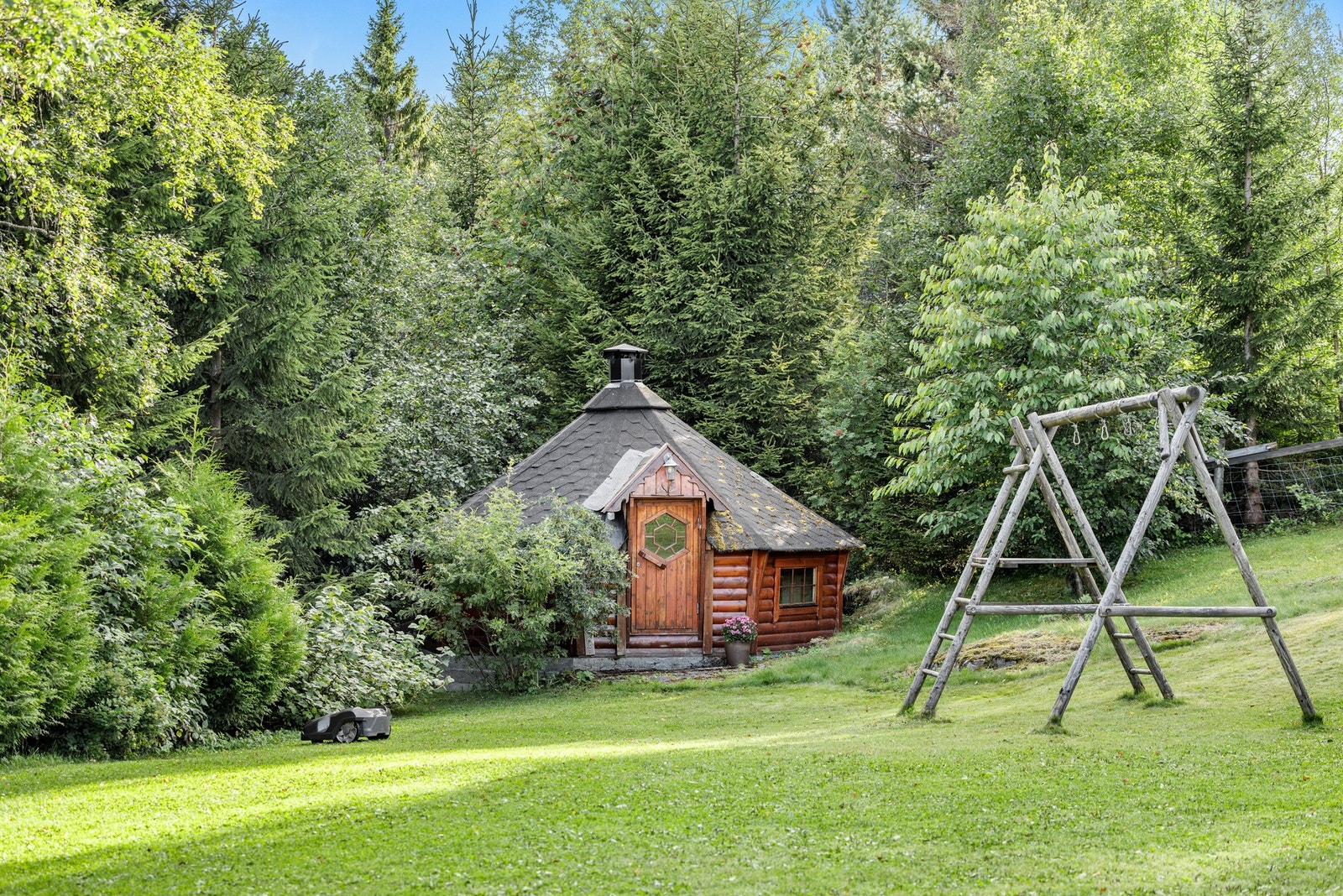 På tomten står det også en koselig grillhytte, som blir et ekstra samlingspunkt og gir uteområdet enda flere bruksmuligheter. Galleribilde