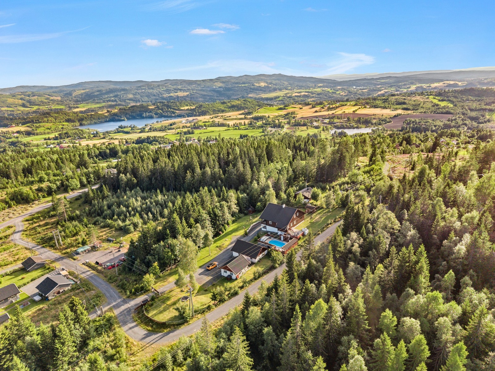 Her er det god plass til lek, ballspill, trampoline eller andre aktiviteter, samtidig som den grønne innrammingen gir uteområdet en landlig og tilbaketrukket atmosfære. Galleribilde