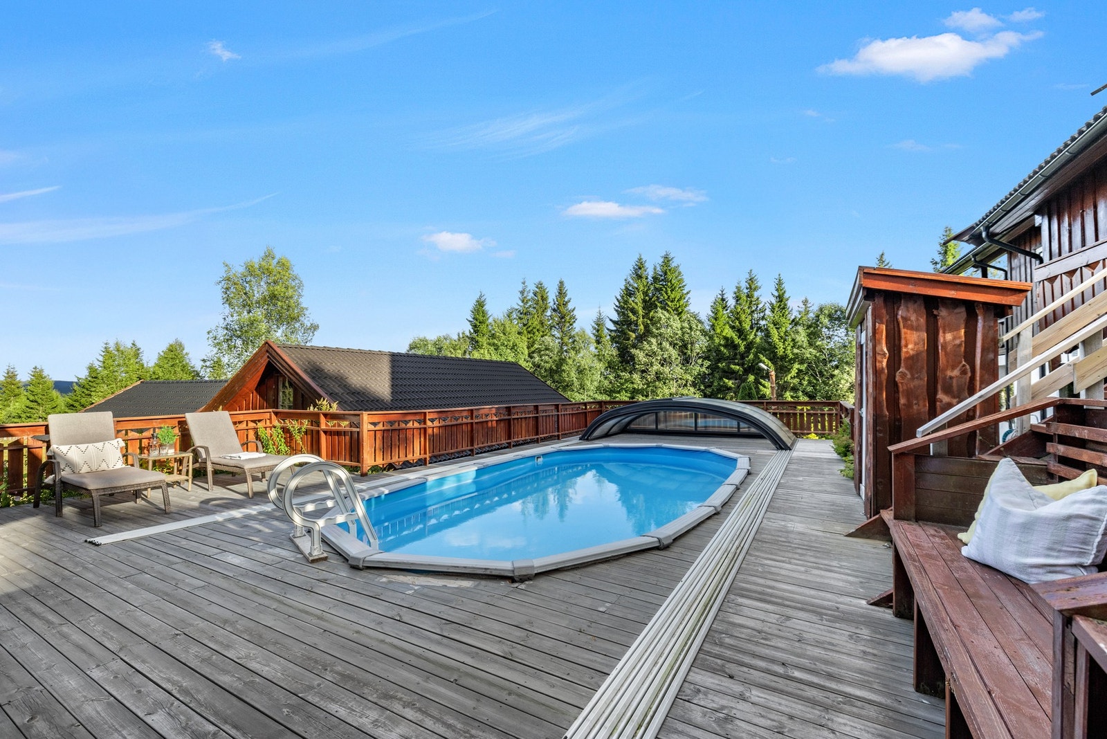 Et naturlig høydepunkt er det store oppvarmede bassenget med omkringliggende terrasse, som gir uteområdet en helt egen kvalitet i sommerhalvåret. Galleribilde