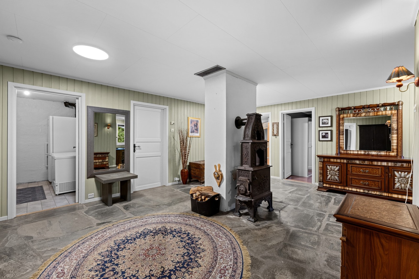 Her er det rikelig med plass til møblering, og dagens løsning viser blant annet hvordan deler av hallen fint kan benyttes som en praktisk hjemmekontorplass. Galleribilde