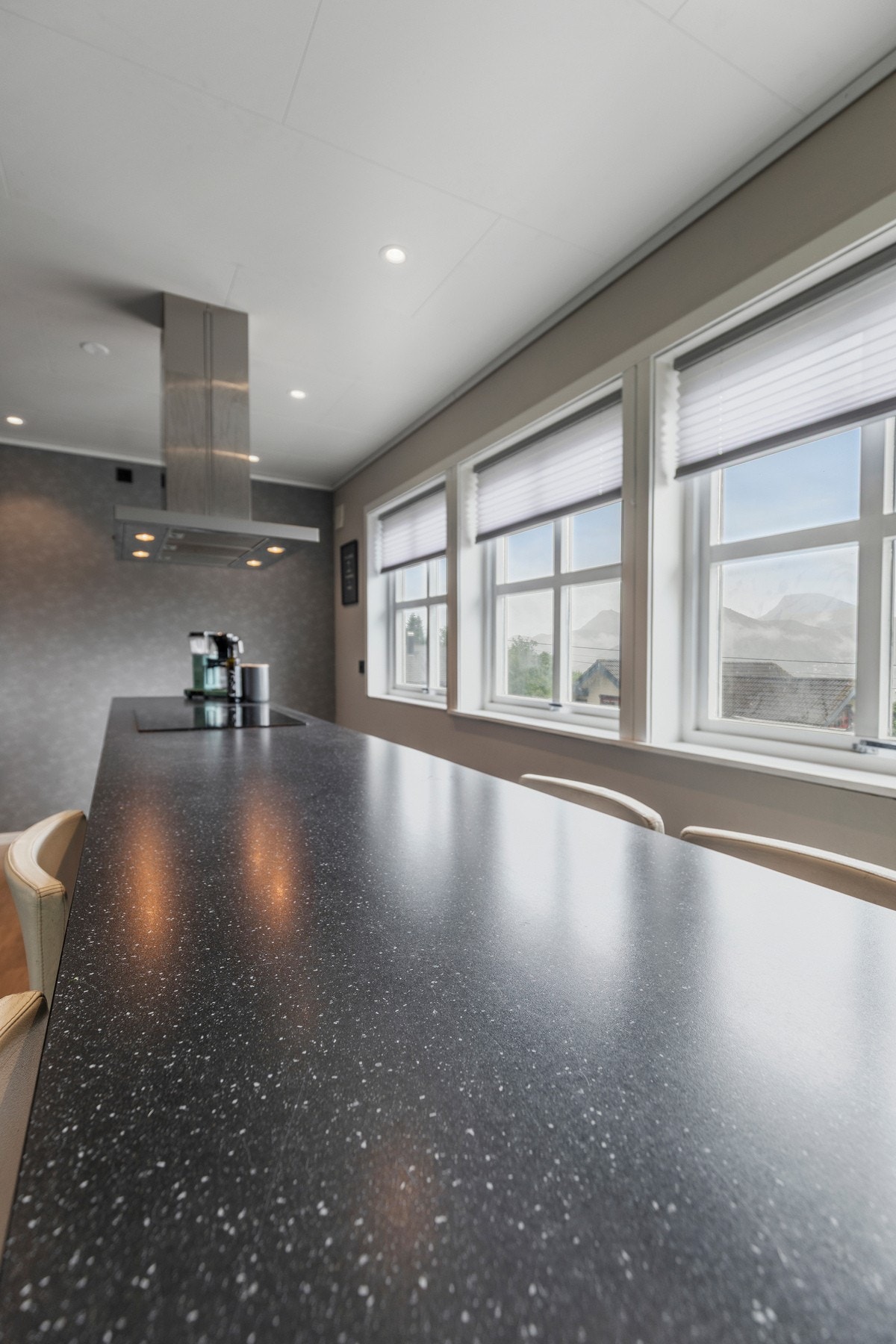 opplegg for oppvaskmaskin, fuktbestandige plater mellom benk og overskap, samt laminat benkeplate med nedfelt oppvaskkum. Galleribilde