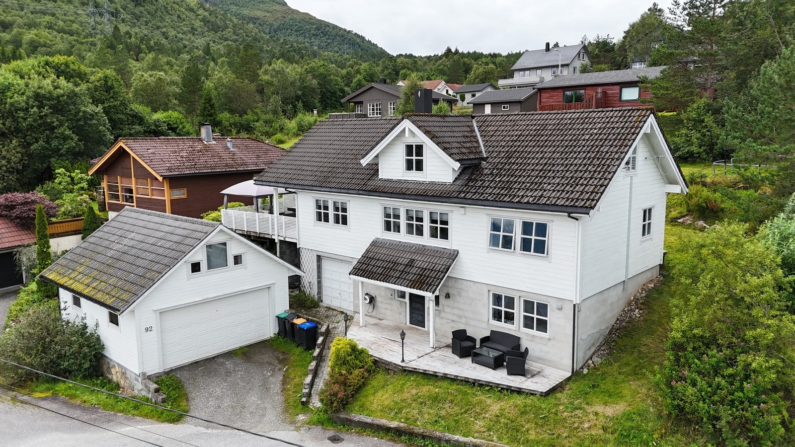 Helleskjerva 92 er en flott enebolig over tre plan med fin beliggenhet i Helleskjerva. Galleribilde