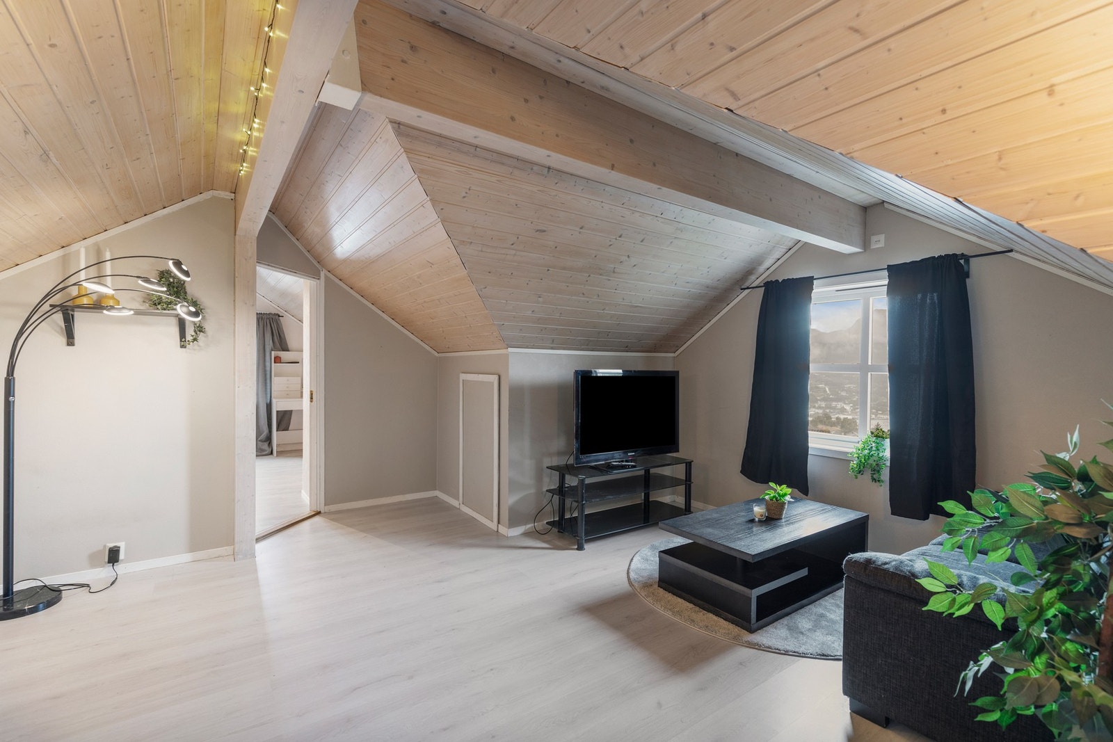 Loftsetasjen er innredet med loftstue med tilhørende kneloft og to romslige soverom med god plass til seng- og garderobeløsninger. Galleribilde