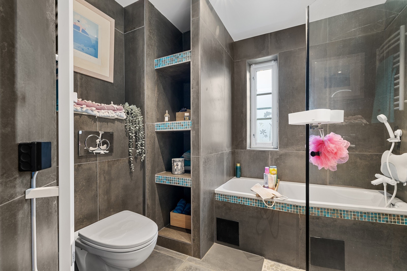 Badet ble oppgradert i 2022 og framstår som både praktisk og pent. Galleribilde