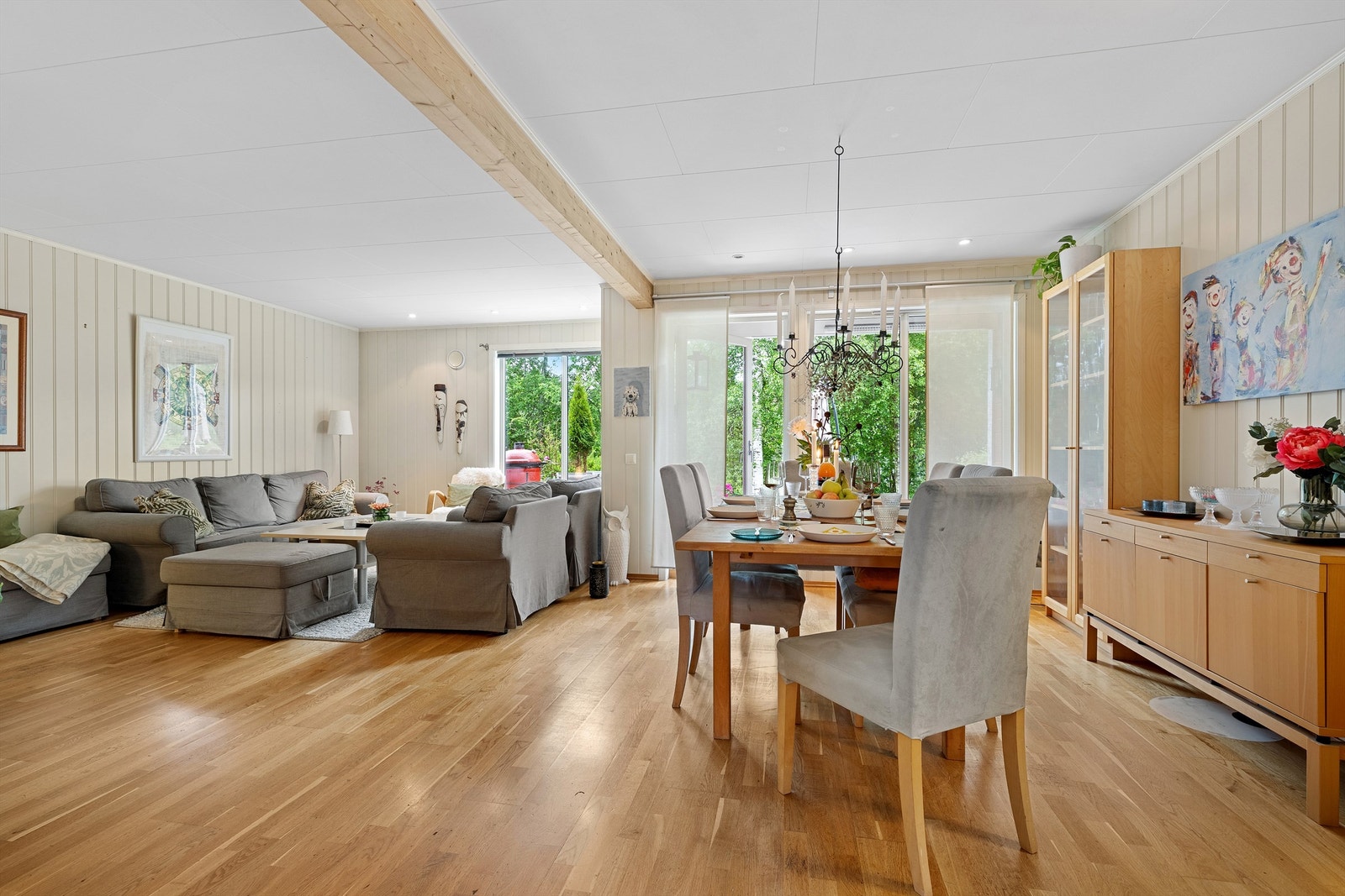 Stuen er lys og romslig og gir mulighet for å innrede i flere soner. Galleribilde