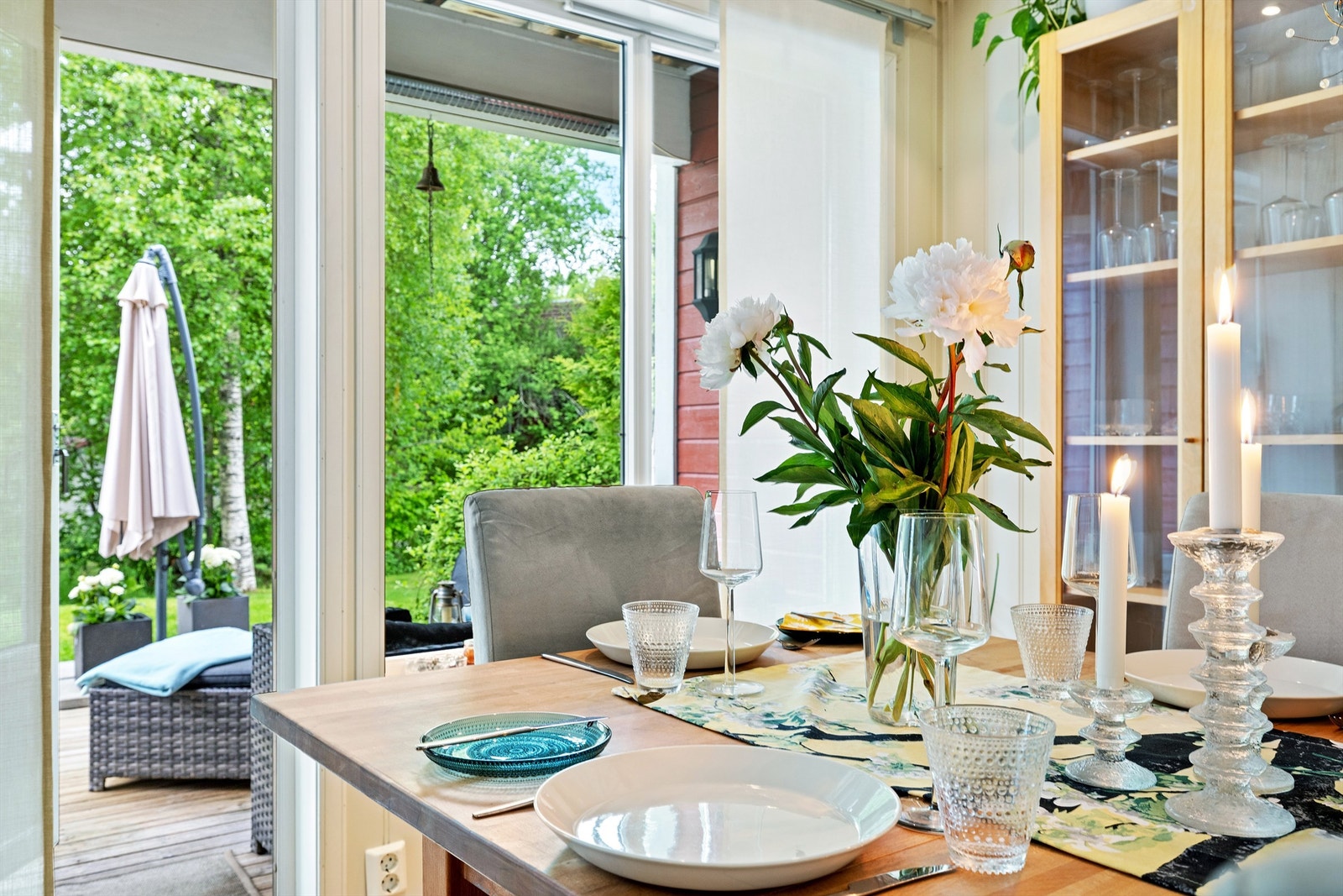 Rommet har godt med dagslys, med store vinduer som bringer naturen inn. Galleribilde