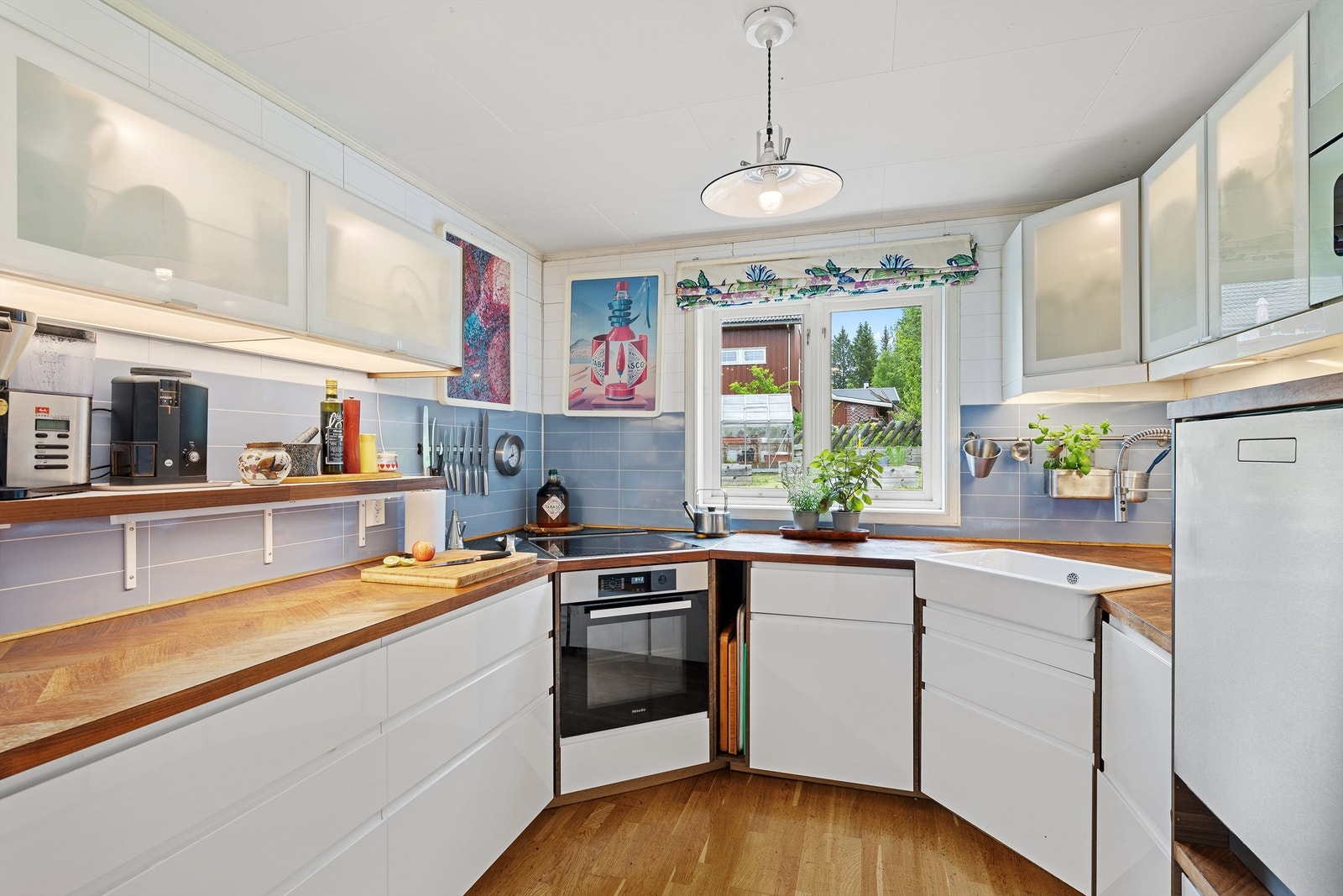 Innredningen har glatte fronter og benkeplate med laminert overflate, Galleribilde