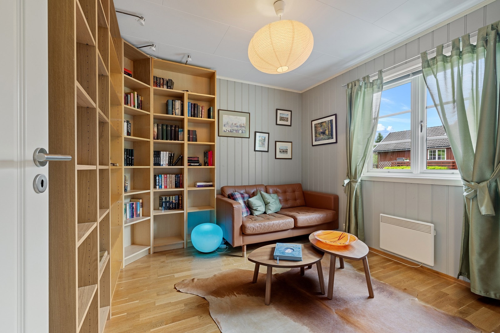 Det ene soverommet rommet brukes i dag som kombinert tv-stue og bibliotek. Galleribilde