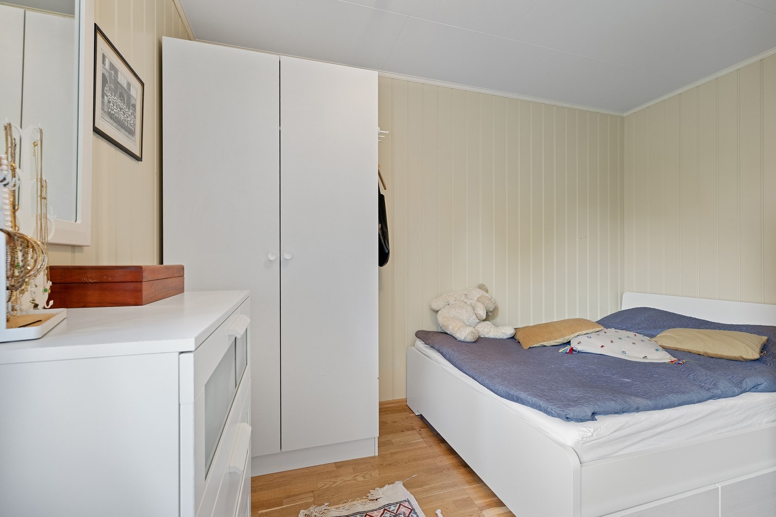 Alle soverommene har god plass til garderobeløsning. Galleribilde