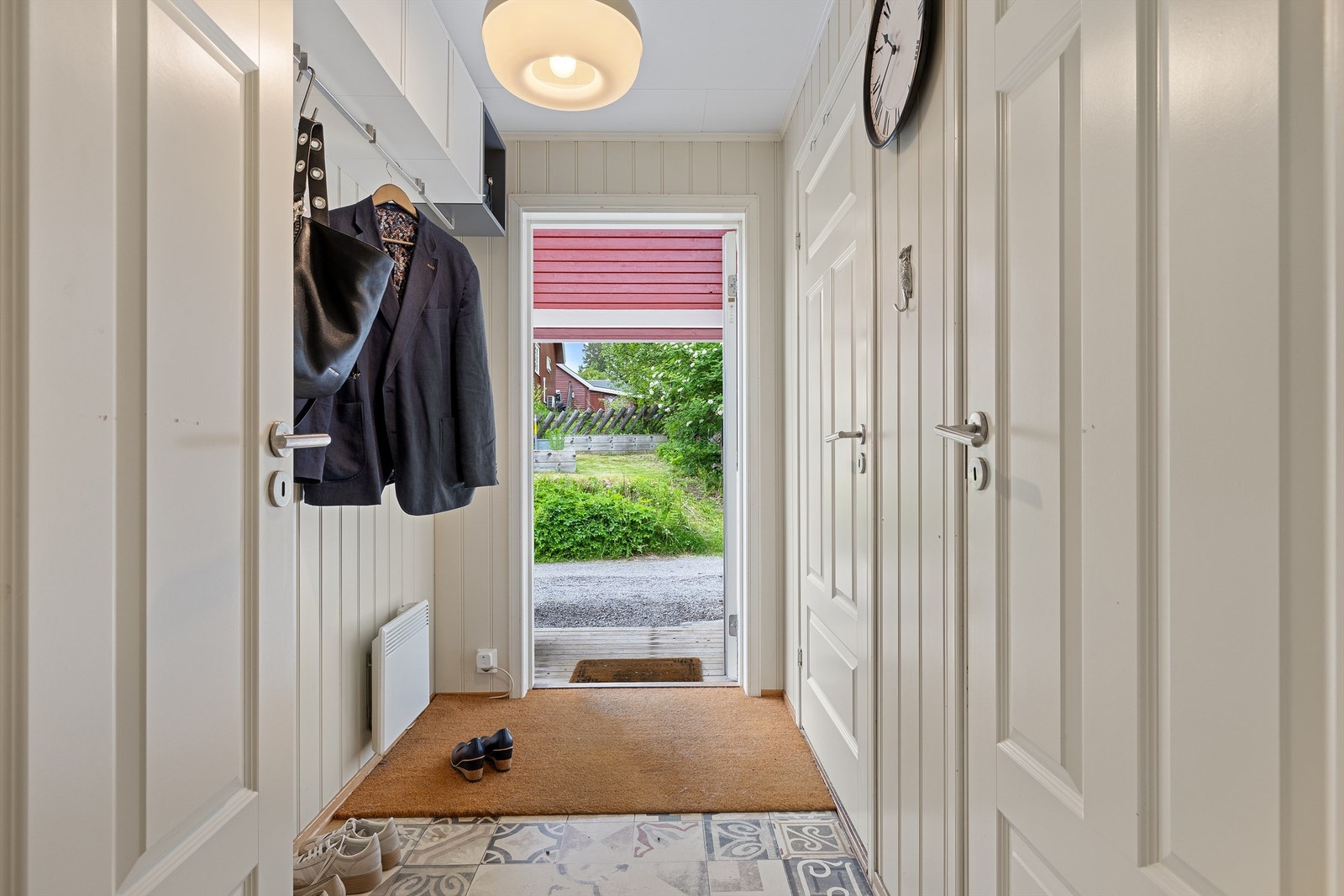 Velkommen inn i et lyst, pent og funksjonelt familiehjem med mye sjarm. Galleribilde